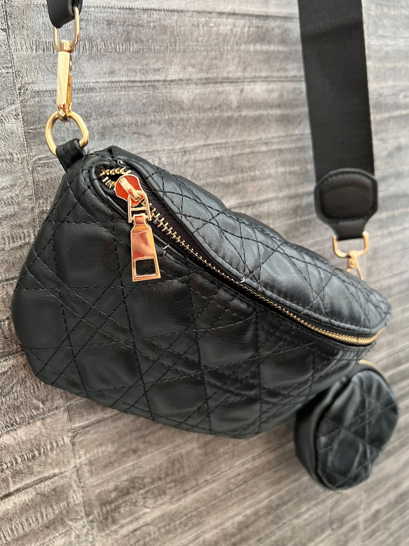 Fiona - Bältesväska i läderlook med guldkedja